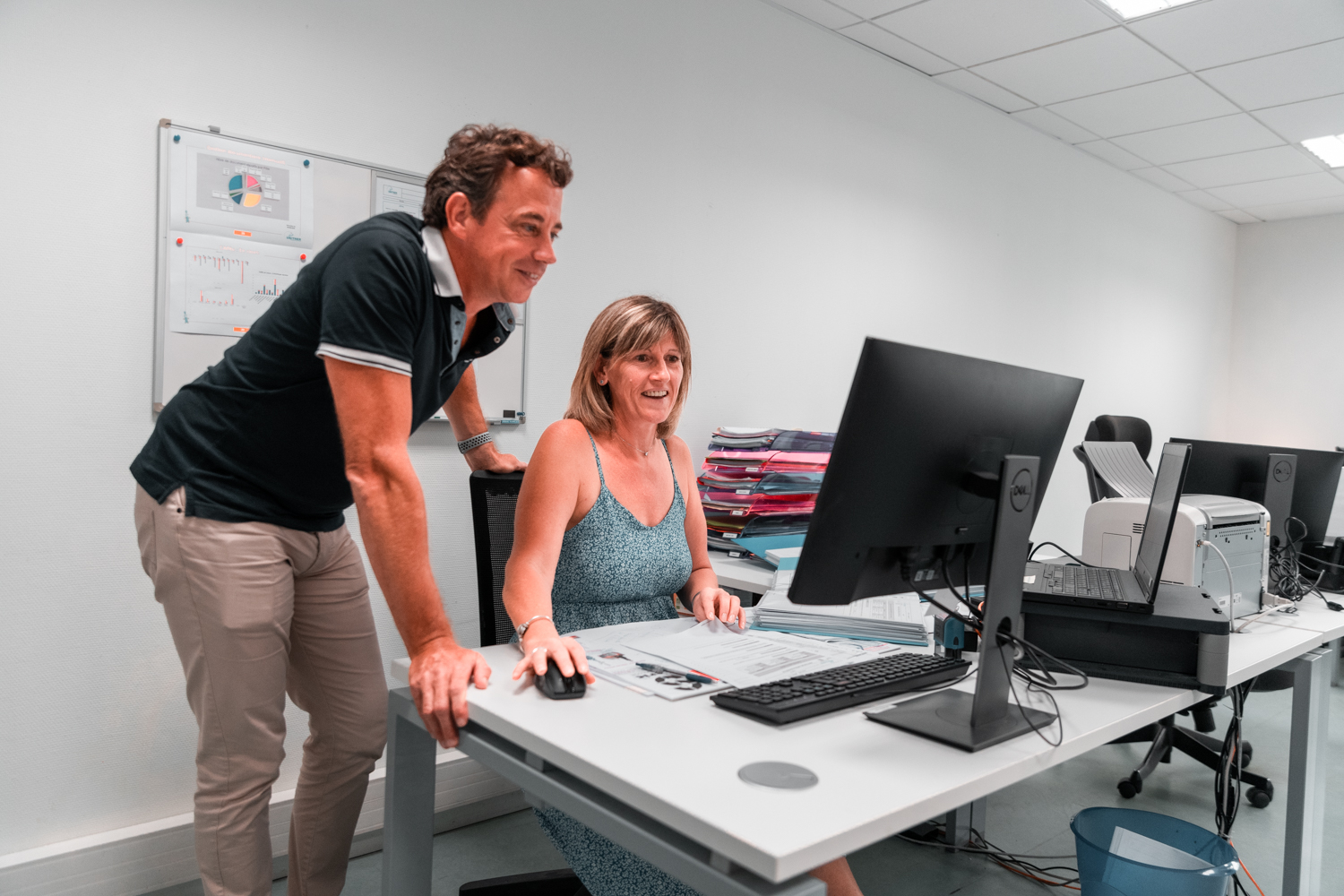 deux personnes dans un bureau